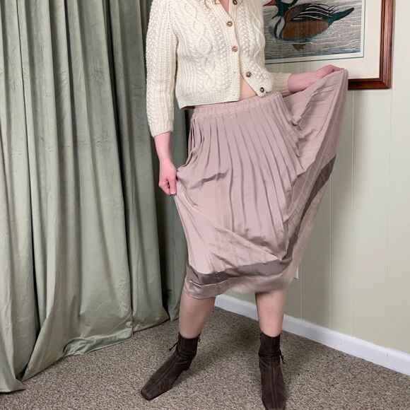 Vintage Andrea Gayle Pleated Skirt in Tan, size 10P - VGUC - Picture 2 of 11